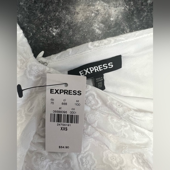 NWT - Express - White embroidered puffy sleeve v-neckline zip-up back, bodysuit - Picture 4 of 4